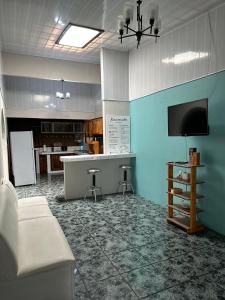 a living room with a couch and a kitchen at Casa Buen Agüero in San Antonio