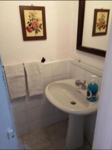 ein Badezimmer mit einem Waschbecken und einem weißen Waschbecken in der Unterkunft Casa vacanze San Martino in Irsina