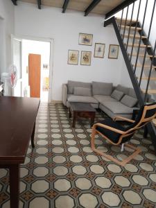 ein Wohnzimmer mit Sofa und Tisch in der Unterkunft Casa vacanze San Martino in Irsina