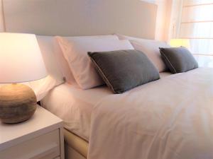 En eller flere senge i et værelse på A&A Brothers Boutique -The Suites Apartments-