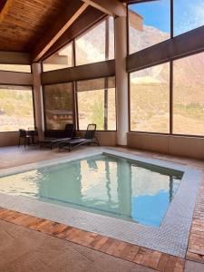 Refugio Lo ValdésにあるLodge El Moradoの窓のある家の中のスイミングプール