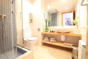 Et badeværelse på A&A Brothers Boutique -The Suites Apartments- + 33 billeder