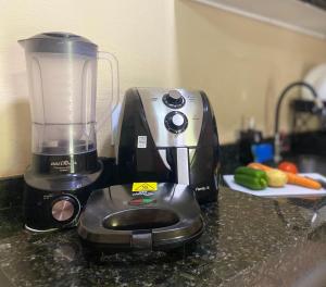 a food processor sitting on a kitchen counter at Casa com Piscina Privativa na Lagoa do Paraíso - John House Paradise in Jijoca de Jericoacoara