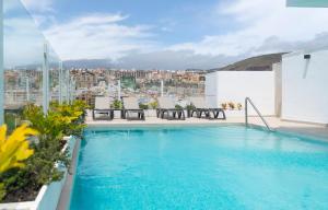 una piscina en la azotea de un edificio en Apartamentos Bruja, en Santa Cruz de Tenerife