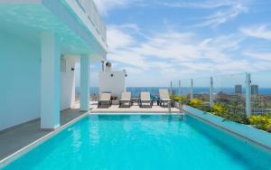 una piscina en la azotea de un edificio con vistas en Apartamentos Bruja, en Santa Cruz de Tenerife