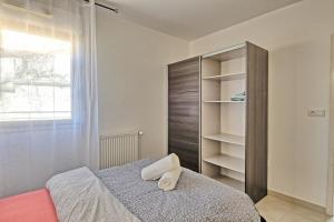 ムランにあるCharmant Appartement Terrasse Melun 25min Parisのベッドルーム(ベッド1台、本棚付)