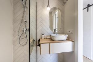 un baño con lavabo y espejo en Sunrise House MET Oliva nova, en Oliva
