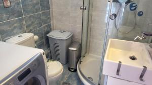 Ванная комната в Spacious Modern apartment +17 фотографий