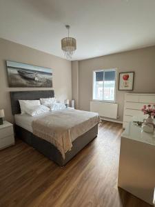 a bedroom with a large bed and a table at Sheffield City Centre - Westhill House Apartments in Sheffield