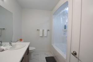 Koupelna v ubytování Cozy & Spacious 3BR Home in Moncton