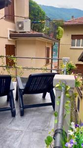 a bench sitting on the balcony of a building at Timco apartment with big terrace, partial lake view and air-conditioner in Torno