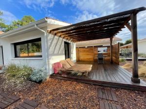ラントンにあるVilla de Gascogneの木製デッキ(椅子2脚、パーゴラ付)