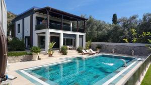 Πισίνα στο ή κοντά στο Sea View Villa in most upscale Yalikavak