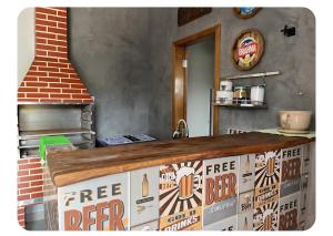 a kitchen with a free beer sign on a counter at Cantinho do Aconchego in Campo Grande