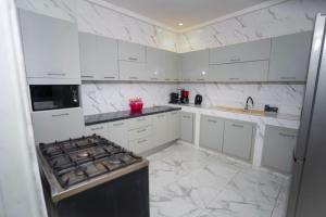 Kuchyň nebo kuchyňský kout v ubytování Tawfekh Villa with Pool, Sea View, and Balcony