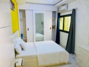 Postel nebo postele na pokoji v ubytování Tawfekh Villa with Pool, Sea View, and Balcony + 18 fotografií