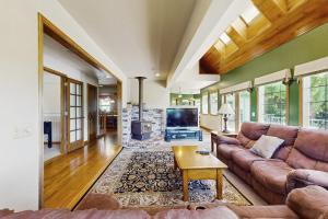 a living room with a couch and a tv at Estate @ Vista in McKinleyville
