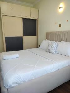 Giường trong phòng chung tại Silver harbor apartments