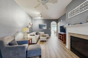 Χώρος καθιστικού στο Bayside Resort- 11490 West Sand Cove