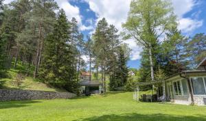 Vrt u objektu Vila POGLED Wellness i spa