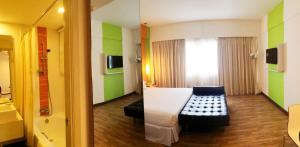 Habitación de hotel con cama y bañera en Prescott Ace Kuala Lumpur Cheras, en Kuala Lumpur