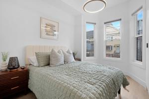 Katil atau katil-katil dalam bilik di Luxury Duplex in Hoboken 15Min to NYC, Fire Pit