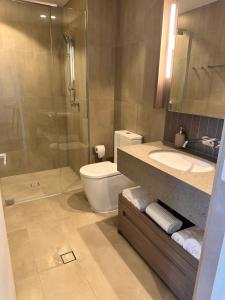 Un baño con inodoro, ducha y lavabo. en Queens Wharf TWO Bedrooms Apt, en Brisbane