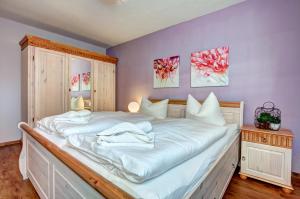1 dormitorio con 1 cama grande con sábanas blancas en Ostseepark Waterfront Karavelle Wohnung 3.0 en Heringsdorf