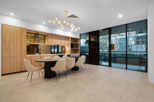 Kuchyň nebo kuchyňský kout v ubytování Prospect Box Hill 2BR Apt with City Views L21