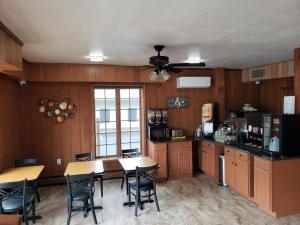 a kitchen with wooden cabinets and a table and chairs at Mansfield Inn in Mansfield