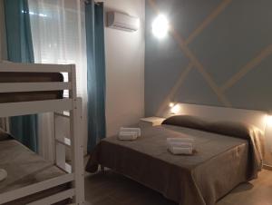 una camera con due letti a castello e una scala di La Praiola a Trappeto