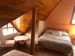 A bed or beds in a room at Bakonyi Mamutfenyő Vendégház