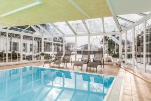 The swimming pool at or close to Hotel Oberbrunn