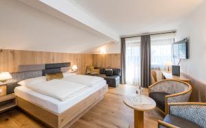 A bed or beds in a room at Hotel Oberbrunn