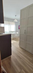 a kitchen with a white door and a table at Torremolinos CARIHUELA RENOVADO - Wifi 365 Mbps - Fire Stick Amazon - Playa a 50 metros in Torremolinos