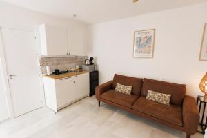 ein Wohnzimmer mit Couch und Küche in der Unterkunft El ático de Osario 5 con terraza - Great location in Córdoba