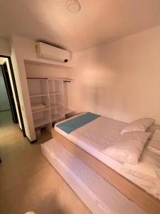 Giường trong phòng chung tại Apartasol en Santa Fe de Antioquia +28 ảnh