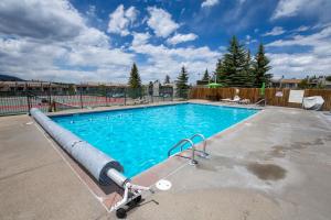 Πισίνα στο ή κοντά στο Meadowridge 30-2 with community hot tub