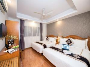 Habitación de hotel con 2 camas y TV en Lan Anh Hotel, en Ho Chi Minh