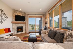 TV a/nebo společenská místnost v ubytování Elk Creek A103 private hot tub