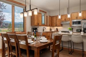 Kuchyň nebo kuchyňský kout v ubytování Elk Creek A103 private hot tub