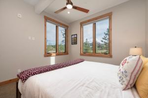 Postel nebo postele na pokoji v ubytování Elk Creek A103 private hot tub