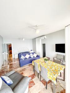 Μια τηλεόραση ή/και κέντρο ψυχαγωγίας στο LaLuna Apartments - Sea Panorama - 20mins from CTA airport