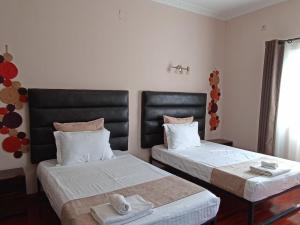 Postel nebo postele na pokoji v ubytování Hôtel Les 12 Collines, Ivato Aéroport