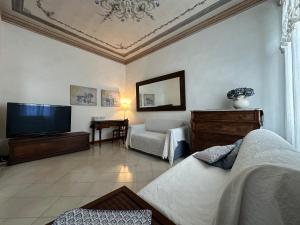 a living room with a couch and a tv at Villetta stile Liberty a Marina di Pisa in Marina di Pisa +47 photos
