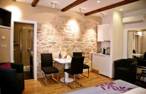 une cuisine et une salle à manger avec une table et des chaises dans l'établissement Magnolia Luxury Apartments, à Split