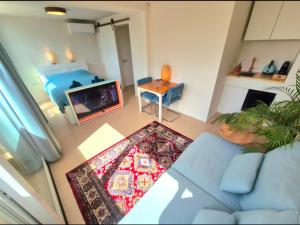 an overhead view of a living room with a couch and a television at Welkom Op Texel privé kamer op het zuiden in De Koog