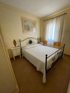 a bedroom with a large bed and a window at Appartamento le querce in Vaccileddi