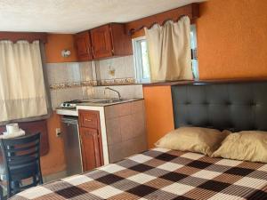a small kitchen with a bed in a room at Casa Granada Jilotepec in Jilotepec