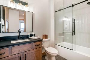 Koupelna v ubytování Elk Creek Condos At Grand Park G301 + 33 fotografií